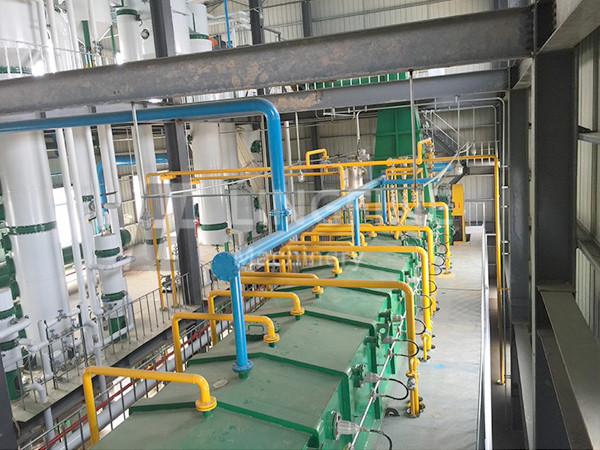 Continuous crude cooking oil solvent extraction machine